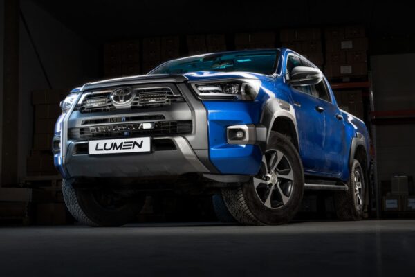 Lumen Toyota Hilux SR+ Invincible X grillkit (Lumen Helios SQ16 x 2)