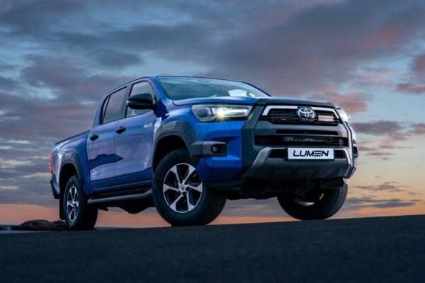 Lumen Toyota Hilux Invincible X Grillkit (Lumen Helios Performance CS20)