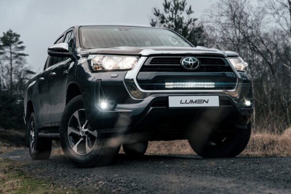 Lumen Toyota Hilux SR 2021+ grillkit (Lumen Helios DX20)